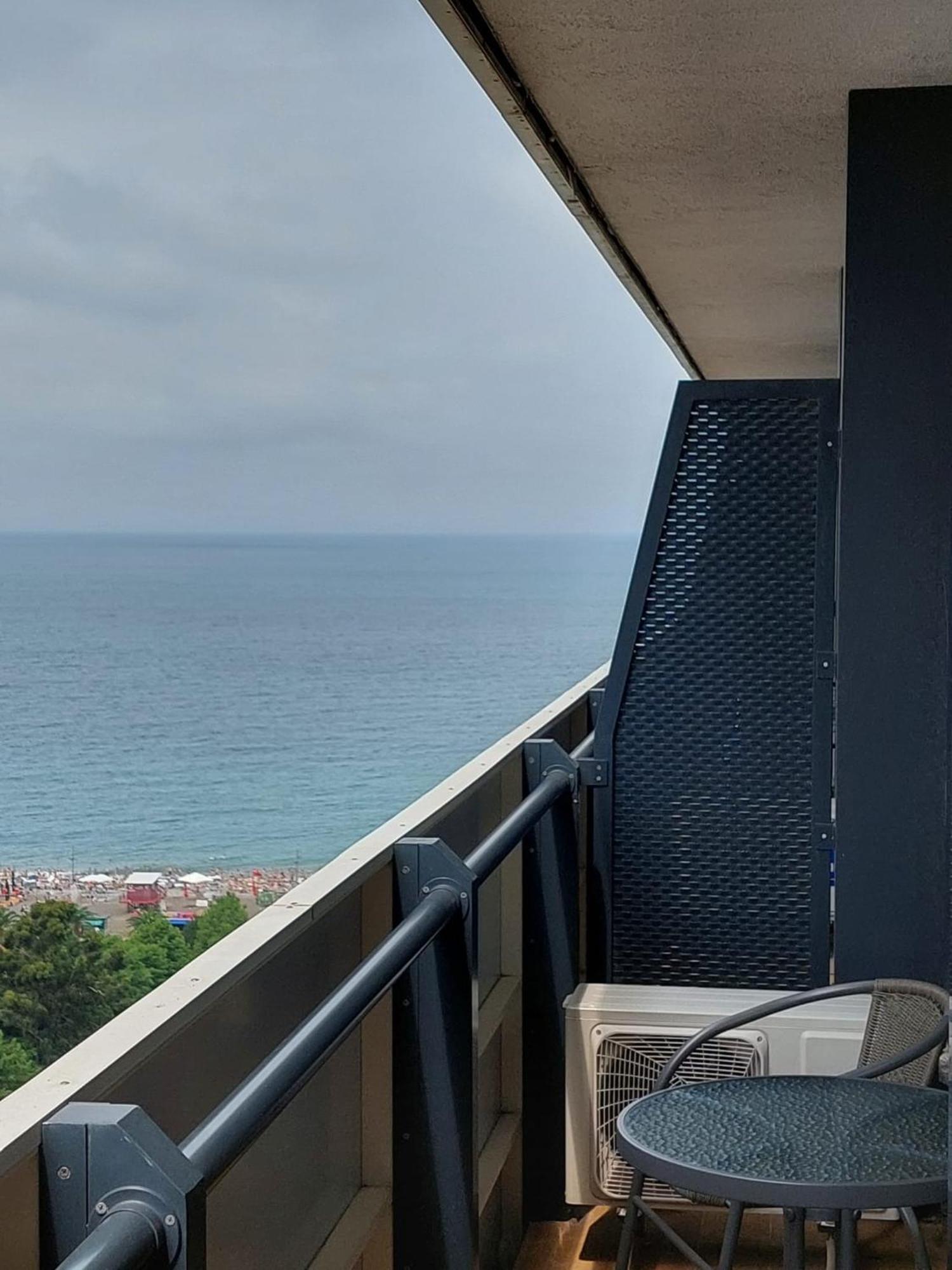 Apart-Hotel Orbi City Batumi Esterno foto